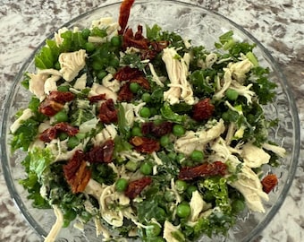 Eenvoudige maaltijdbereiding boerenkool pestosalade met kip