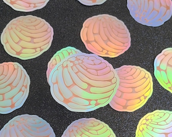 Puede incluir: Un conjunto de 12 pegatinas iridiscentes con un pan dulce mexicano tradicional, conocido como concha. Las pegatinas son redondas y tienen un diseño detallado de la parte superior con forma de concha de la concha.