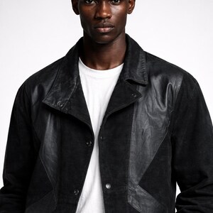 Könnte beinhalten: Handgefertigtes Holzschild mit dem Wort "Welcome" in verspielter Schrift. Das Schild hat einen weißen, abgenutzten Hintergrund und einen dunkel gebeizten Holzrahmen. Maße: ca. 30 cm breit und 15 cm hoch.