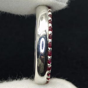 Röd labradorrubin alliansring, 925 sterlingsilver helring, rundslipad rubinring, stapelbar ring i rodiumfinish, modern vigselring i rubin.