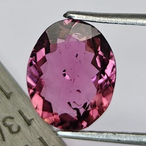 Natürlicher rosa Turmalin 1.72 Karat Ovalschliff Edelstein - 9x7.30 mm Loser Turmalin, tiefrosa facettierter Stein, Sammler Edelstein.
