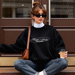 ブラックギルダン18000スウェットシャツモックアップ、ストリートスタイルクルーネックモックアップ、ストリートスタイルモックアップ、オーバーサイズブラックスウェットシャツモックアップ