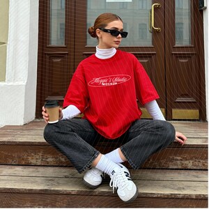Comfort Colors 1717 レッド モックアップ、ストリートスタイル Tシャツ モックアップ、モダンライフスタイル モックアップ、レッド Comfort Colors 1717 モックアップ