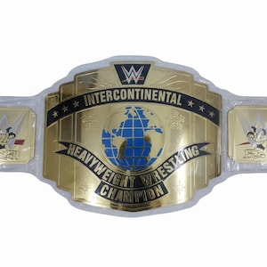 以下が含まれることがあります： 金色のインターコンチネンタルヘビー級レスリングチャンピオンベルト。ベルトは、青と白の地球のデザイン、"Intercontinental"と"Heavyweight Wrestling Champion"の文字が特徴です。 WWEのロゴが上部にあります。