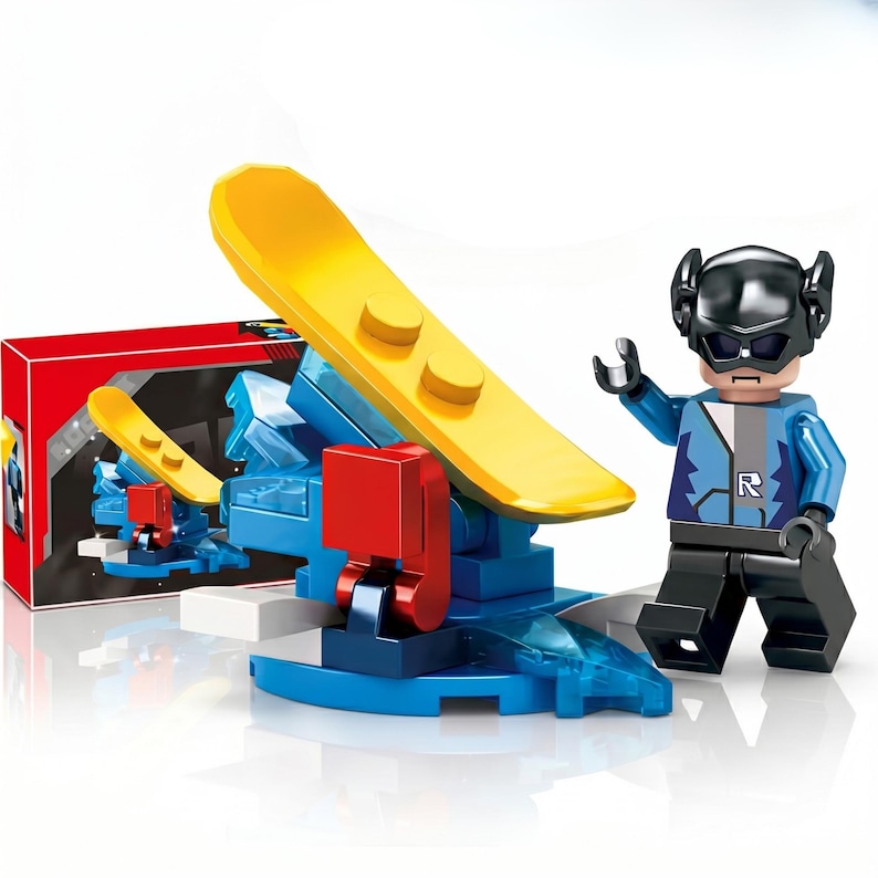 K&ouml;nnte beinhalten: Eine Kunststoff-Spielfigur mit schwarzem Helm und blauer Jacke mit R-Emblem, die neben einer blau-roten Konstruktionsbasis steht, welche ein gro&szlig;es gelbes snowboardartiges Teil und eine rote Schachtel mit Produktabbildungen enth&auml;lt.