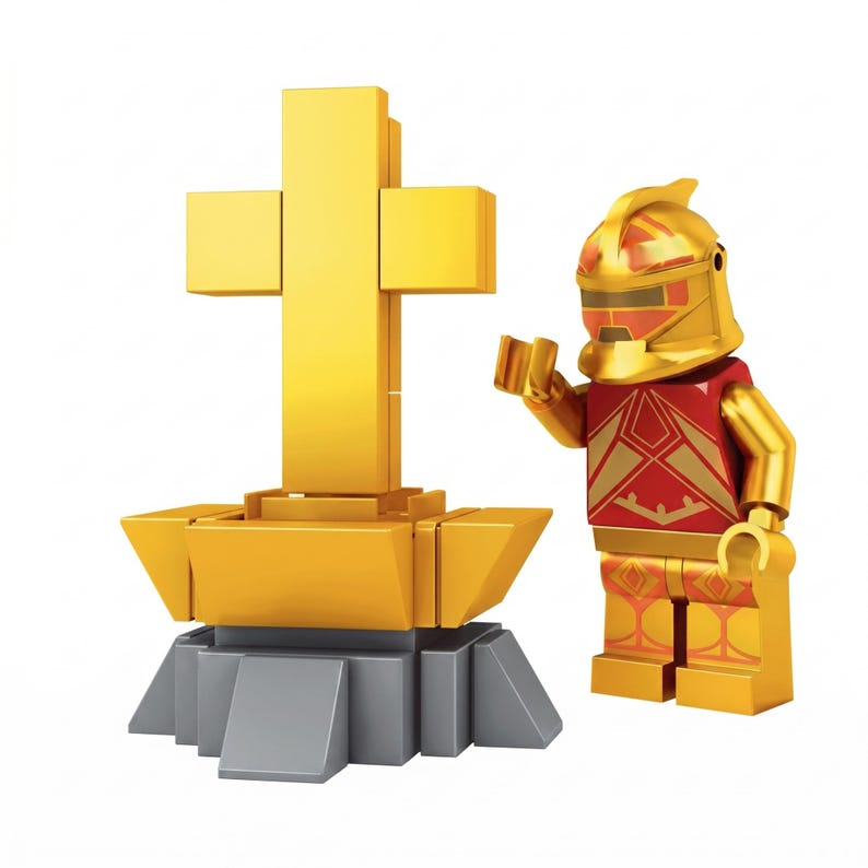 K&ouml;nnte beinhalten: Eine goldfarbene Kunststoff-Ritterfigur mit Helm und roter R&uuml;stung mit goldenen geometrischen Mustern, die neben einer goldenen kreuzf&ouml;rmigen Struktur auf einem grauen, facettierten Sockel aus ineinandergreifenden Kunststoffbausteinen steht.