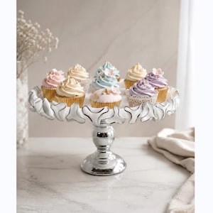 Présentoir à gâteaux en résine effet marbre blanc avec bordure argentée en pétales | Présentoir à desserts moderne sur pied | Plateau de service élégant fait main | Décoration de mariage