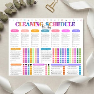 Könnte beinhalten: Ein farbenfroher Wochenreinigungsplan mit täglichen, monatlichen, halbjährlichen und jährlichen Aufgaben. Der Plan umfasst Aufgaben wie Betten machen, Geschirr spülen und Küche putzen. Der Text "CLEANING SCHEDULE Weekly" steht oben.