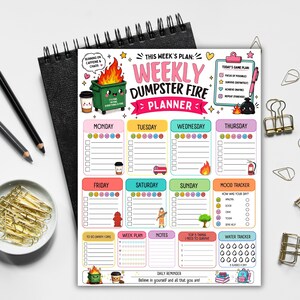 Könnte beinhalten: Ein Wochenplaner-Blatt mit dem Titel This Week's Plan: Weekly Dumpster Fire Planner. Das Layout enthält tägliche Abschnitte von Montag bis Sonntag, einen Stimmungstracker, einen Wassertracker und eine Aufgabenliste, verziert mit bunten Illustrationen.