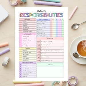 Könnte beinhalten: Ein Set aus drei Keramikbechern mit gesprenkelter, matter Oberfläche. Die Becher sind in Creme-, Hellgrau- und Dunkelgrautönen gehalten. Jeder Becher hat ein schlichtes, minimalistisches Design und einen abgerundeten Griff.