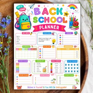 Może przedstawiać: Kolorowy arkusz planera szkolnego z turkusowym plecakiem, tęczą i przyborami szkolnymi. Sekcje obejmują My Info, Your Goal, Focus, Schedule, To Do List, Homework, Study Plan, Checklist, Daily Mood oraz Water Tracker.