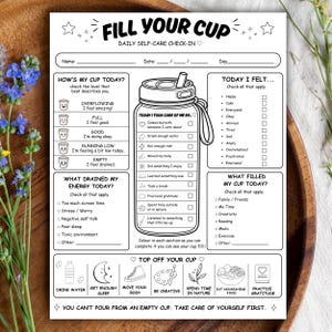 Può includere: Un foglio di controllo quotidiano per la cura di sé in bianco e nero intitolato FILL YOUR CUP. La pagina presenta sezioni per monitorare l'umore, l'energia e le abitudini, con un grafico centrale di una borraccia e caselle di controllo.