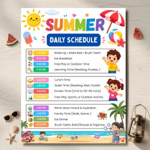 Könnte beinhalten: Ein bunter Sommer-Tagesplan mit einer gelben Sonne, einem Strandsonnenschirm und einem Strandball. Der Text lautet SUMMER DAILY SCHEDULE mit Zeitfenstern von 7:00 bis 20:00 Uhr, inklusive Aktivitäten wie Frühstück, Spielen und Abendroutine.