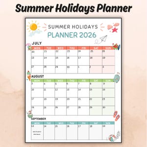 Könnte beinhalten: Eine Kalenderseite Summer Holidays Planner 2026 mit den Monaten Juli, August und September. Das Design enthält eine gelbe Sonne, Muscheln, ein Papierflugzeug und sommerliche Symbole wie eine Wassermelone, einen Koffer, Flip-Flops und einen Ball.