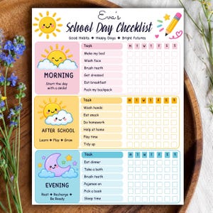 Könnte beinhalten: Eine Schultages-Checkliste mit dem Titel Eva's School Day Checklist mit Abschnitten für Morgen-, Nachmittags- und Abendaufgaben. Das Diagramm enthält bunte Sonnen- und Mondillustrationen, eine Bleistiftgrafik und ein Raster zur täglichen Verfolgung.