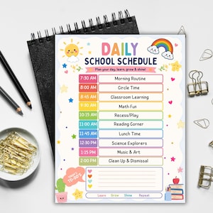Könnte beinhalten: Ein täglicher Schulstundenplan mit buntem Design, das eine Sonne, einen Regenbogen und Sterne zeigt. Der Plan listet Zeiten von 7:30 bis 14:00 Uhr mit Aktivitäten wie Morgenroutine, Mathe und Mittagspause sowie einen Bereich für tägliche Aufgaben.