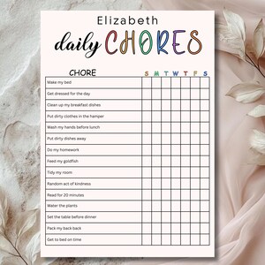 Könnte beinhalten: Ein täglicher Aufgabenplan für "Elizabeth" mit dem Titel "daily CHORES" in Regenbogenfarben. Die Tabelle enthält Aufgaben wie "Mein Bett machen", "Mich für den Tag anziehen" und "Meine Hausaufgaben machen".