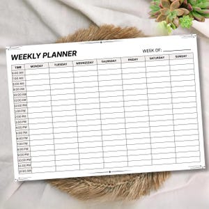 Könnte beinhalten: Ein weißer Wochenplaner mit schwarzem Text und Linien. Der Planer ist oben mit „WEEKLY PLANNER“ beschriftet und enthält Abschnitte für jeden Wochentag mit Zeitfenstern von 6:00 bis 12:00 Uhr. Der Planer liegt auf einer strukturierten Oberfläche.