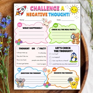 Può includere: Un foglio di lavoro intitolato CHALLENGE A NEGATIVE THOUGHT con un razzo, un sole e animali dei cartoni animati. Include sezioni numerate per scrivere, caselle di controllo e suggerimenti per mettere in discussione e riscrivere i pensieri.