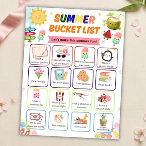 Könnte beinhalten: Ein weißes Blatt Papier mit der Überschrift Summer Bucket List, buntem Text und Illustrationen. Es enthält ein Raster aus sechzehn Quadraten, die jeweils ein Cartoon-Symbol und eine Textaufforderung für sommerliche Aktivitäten zeigen.