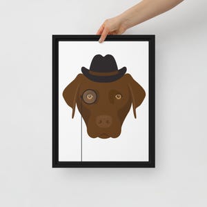 Puede incluir: Impresión artística enmarcada que presenta un perro marrón con un sombrero de bombín negro y un monóculo. El perro está sobre un fondo blanco, encerrado en un marco negro. La ilustración tiene un estilo juguetón y de dibujos animados.