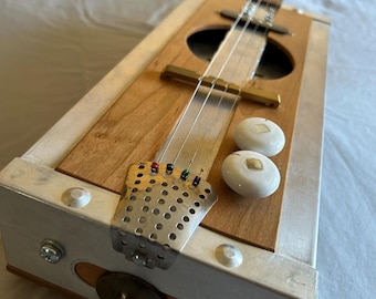 4-snarige custom cigarbox-gitaar
