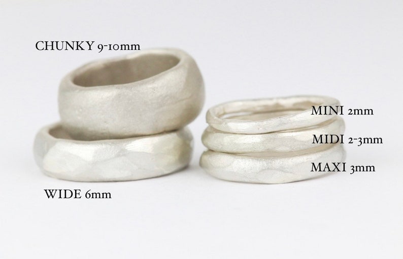 De MINI organische rustieke zilveren ring van ongeveer 2 mm breed. Duurzaam, ethisch, gerecycled. Matte sterling zilveren ring. afbeelding 3
