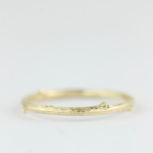 Handmade twig ring. The 'Mimi' oak twig ring in solid gold.