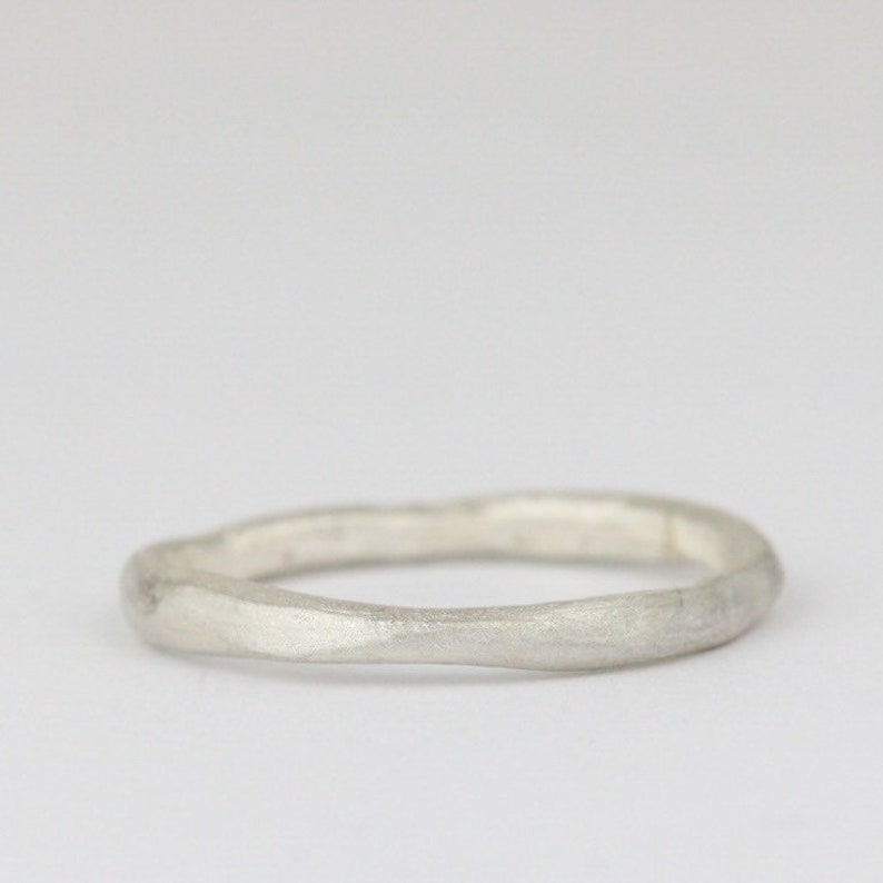 De MINI organische rustieke zilveren ring van ongeveer 2 mm breed. Duurzaam, ethisch, gerecycled. Matte sterling zilveren ring. afbeelding 1