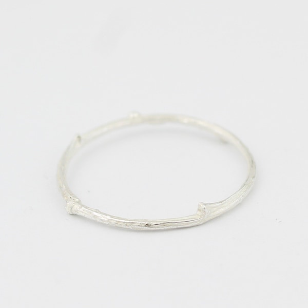 Handmade ‘Mimi’ silver oak twig ring.