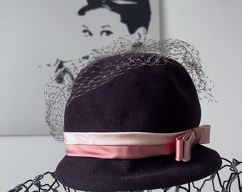 Sombrero cloché de fieltro marrón estilo vintage de los años 40 y 50, con velo de red para mujer