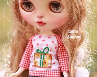Kerstshirts voor Neo Blythe. Schattige rode poppenshirts met kerstthema — met de hand geborduurde geschenkdoos met zonnebloempatroon