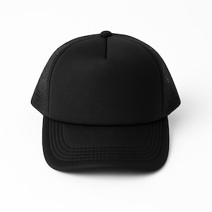 Puede incluir: Gorra de camionero negra con un panel frontal sólido y una parte trasera de malla. La gorra tiene una visera curva y un cierre a presión. Un accesorio clásico para el uso diario.