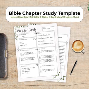 Puede incluir: Una plantilla de estudio de capítulo bíblico con el texto "Bible Chapter Study Template" y "Chapter Study". La imagen incluye un libro encuadernado en cuero negro con una cruz dorada, páginas de estudio, una taza de café y un bolígrafo sobre una superficie de madera.
