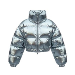 Könnte beinhalten: Eine metallisch silberne Pufferjacke mit hohem Kragen und durchgehendem Reißverschluss. Die verkürzte Jacke hat horizontale Steppabschnitte und elastische Bündchen. Die Jacke ist auf Wärme und Stil ausgelegt.