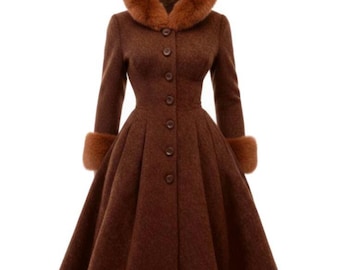 Peut inclure: Un manteau marron à capuche avec une capuche et des poignets doublés de fausse fourrure. Le manteau a un devant boutonné et une jupe évasée. Le manteau est de couleur marron uni et de style vintage.