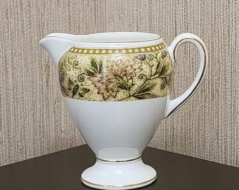 Jarra color crema con tapiz floral de Wedgwood England