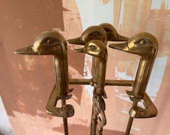 Vintage MCM massief messing houtgestookte open haard 5-delige gereedschapsset met hoge standaard / nieuwstaat en volledig ongebruikt.