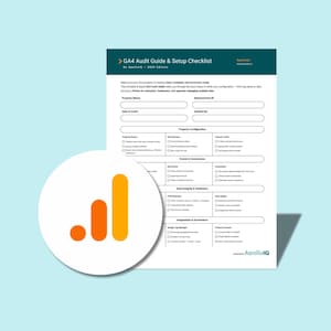 以下が含まれることがあります： ターコイズ色のヘッダーが付いた「GA4 Audit Guide & Setup Checklist」というタイトルの白いチェックリスト。チェックリストには、プロパティ設定、イベント、統合のセクションが含まれています。オレンジと黄色のバーが付いた円形のロゴが前景にあります。