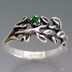 Takkenring met smaragd, robijn of saffier cabochon