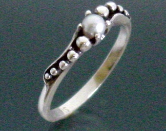 Peapod Sweep Ring with Pearl ~ Size 3 to 9