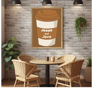 Può includere: Una stampa incorniciata con un'illustrazione di una tazza di caffè con coperchio marrone e una fascia marrone con la scritta "Jesus and Java". L'opera è ambientata su un muro di mattoni, con un tavolo e sedie in primo piano. Il tema generale è il caffè e la fede.