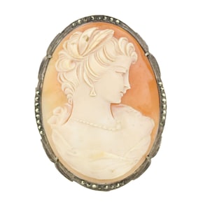 Broche vintage com pingente de cameo com moldura de maracasita em prata 900