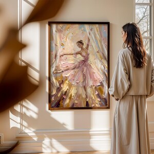 以下が含まれることがあります： ピンクのチュチュを着たバレリーナが舞い散る花びらの中で踊る様子を描いた油絵。柔らかなピンク、クリーム、ゴールドの色合いで厚く質感のある筆致が特徴で、木製の額縁の中でダイナミックな動きを捉えた作品です。