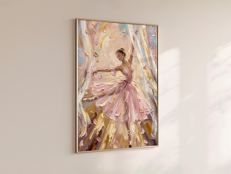以下が含まれることがあります： 金色の額縁に入った油絵で、ピンクのチュチュを着て舞い散る花びらの中で踊るダンサーが描かれています。作品は、淡いピンク、クリーム色、ゴールド、水色の厚みのある質感の筆致で構成されており、動きの感覚を捉えています。