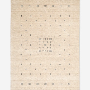Puede incluir: Alfombra rectangular beige con un patr&oacute;n geom&eacute;trico. La alfombra presenta un dise&ntilde;o cuadrado central con formas de diamante y rectangulares m&aacute;s peque&ntilde;as dispersas por la superficie. Los bordes tienen patrones repetidos de peque&ntilde;os cuadrados y diamantes.