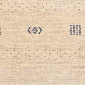Puede incluir: Alfombra beige tejida con una superficie texturizada. La alfombra presenta filas de peque&ntilde;os puntos oscuros y formas geom&eacute;tricas. El dise&ntilde;o es simple y neutro, adecuado para varios estilos de interior.