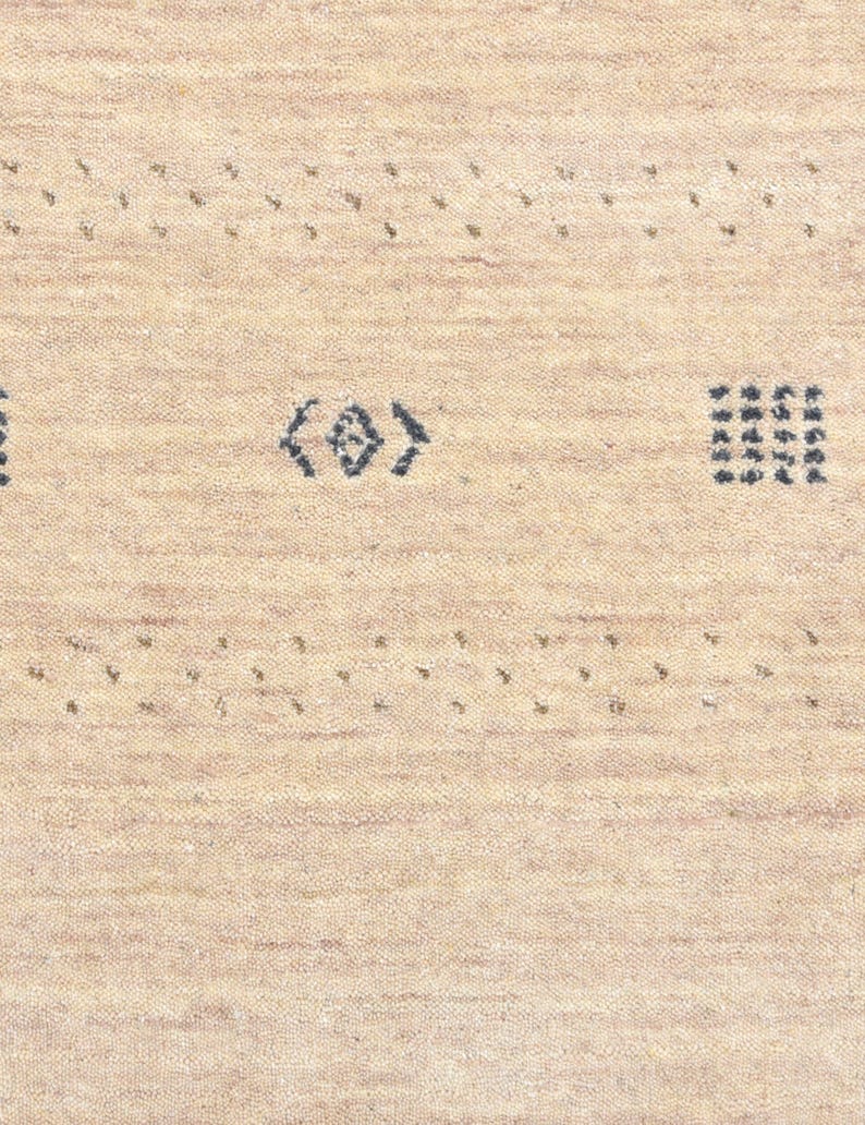 Puede incluir: Alfombra beige tejida con una superficie texturizada. La alfombra presenta filas de peque&ntilde;os puntos oscuros y formas geom&eacute;tricas. El dise&ntilde;o es simple y neutro, adecuado para varios estilos de interior.