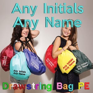 Puede incluir: Imagen de bolsas con cordón en rojo, azul, turquesa, amarillo y verde. Cada bolsa tiene el texto "Any Initials Any Name" impreso. Las palabras "Any Initials Any Name" y "Drawstring Bag PE" también se muestran en la imagen.