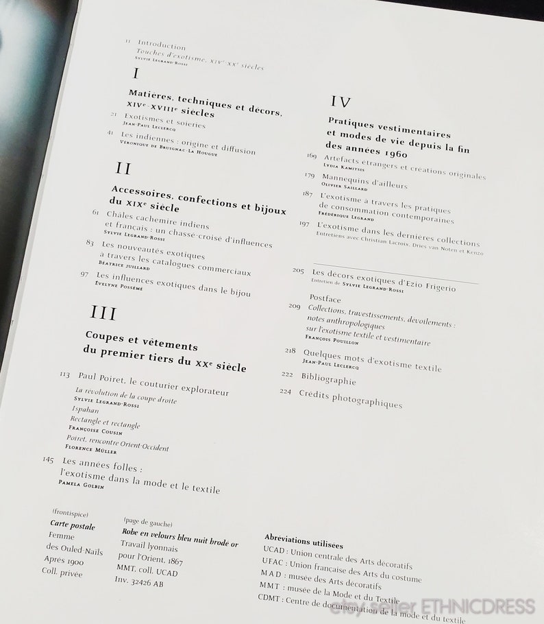 Może przedstawiać: Okładka książki z tytułem "Ethnic Dress: Touches of Exotism, XIV-XX Centuries". Okładka książki jest podzielona na cztery sekcje, każda z numerem rzymskim i tytułem. Książka opowiada o historii odzieży i mody etnicznej.